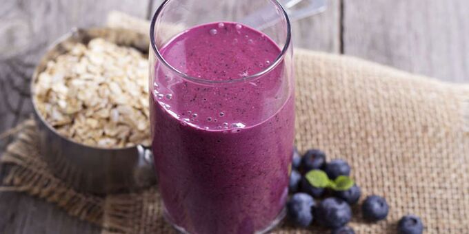 Oatmeal blueberry smoothie is a healthy way to lose weight
