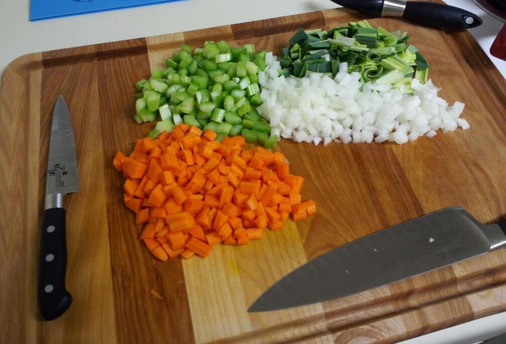 Vegetables should be finely chopped for better digestion by the stomach. 
